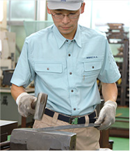製品を仕上げる作業員